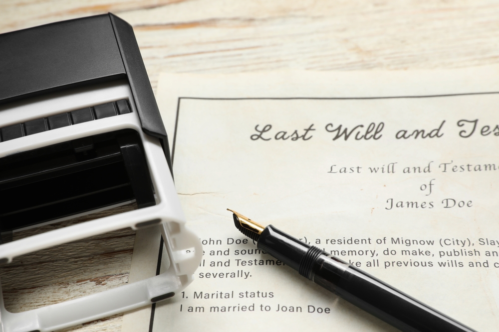 Last,Will,And,Testament,,Stamp,And,Pen,On,White,Wooden